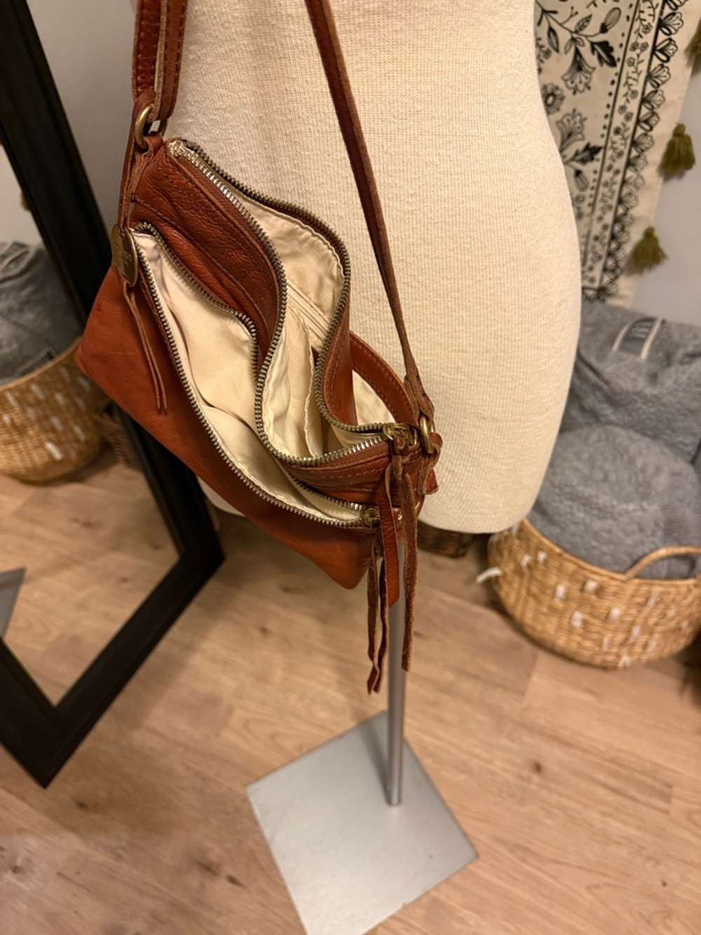 Margot New York - Genuine Leather Crossbody Bag in Cognac Brown - Picture 10 of 10